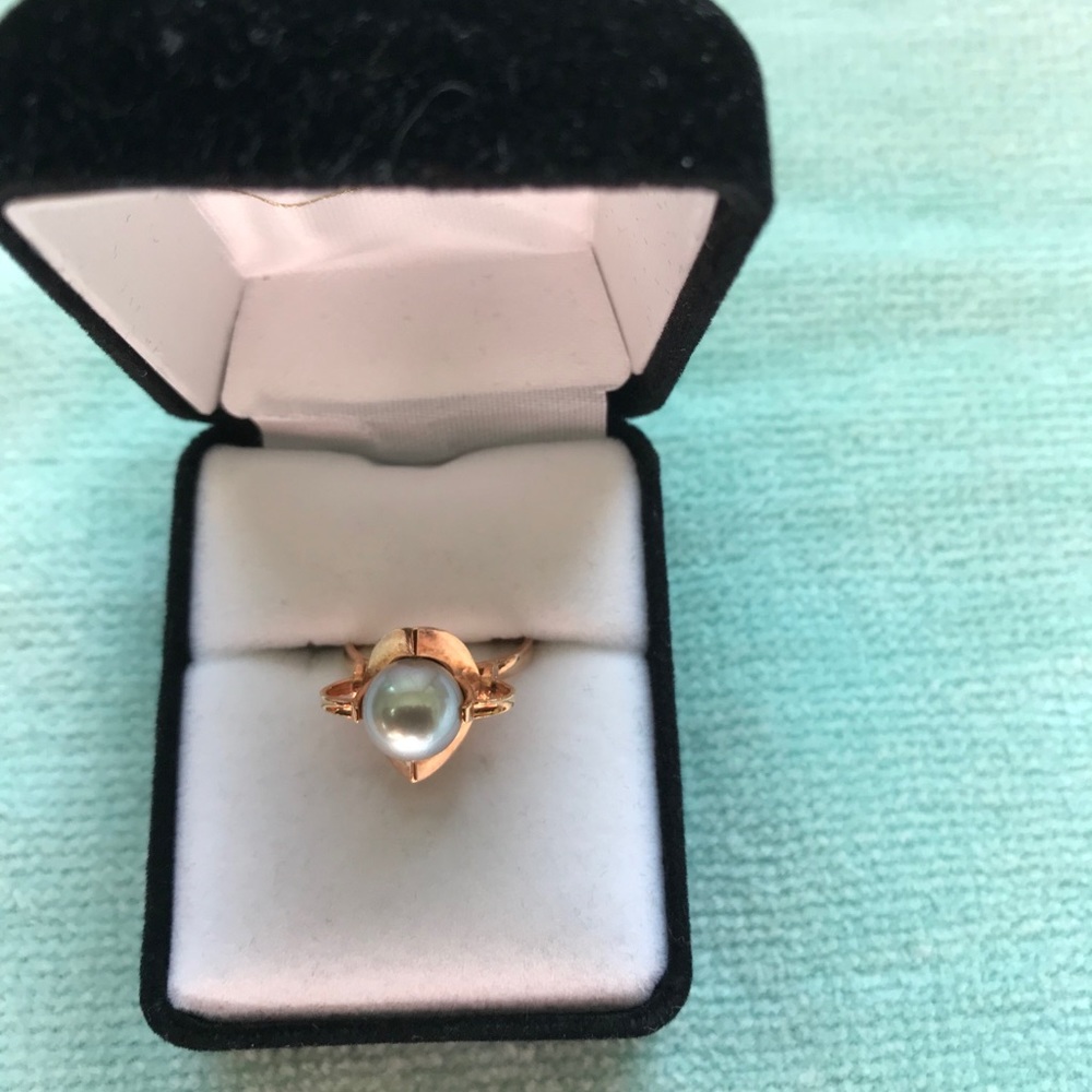 Beautiful classic grey white pearl ring 🥰🎉
